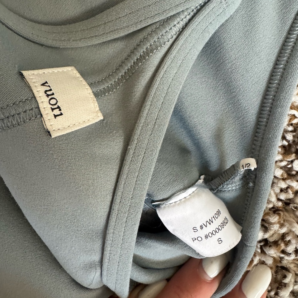 Like new Vuori Gray Leggings set - Picture 3 of 4